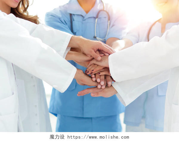 医生和护士互相帮助和互助的精神团队加油医生的手医生手势